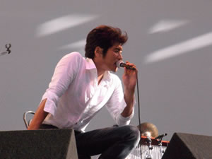 吉川晃司、25周年記念アルバムのリリース・イベントにファン約1万人が