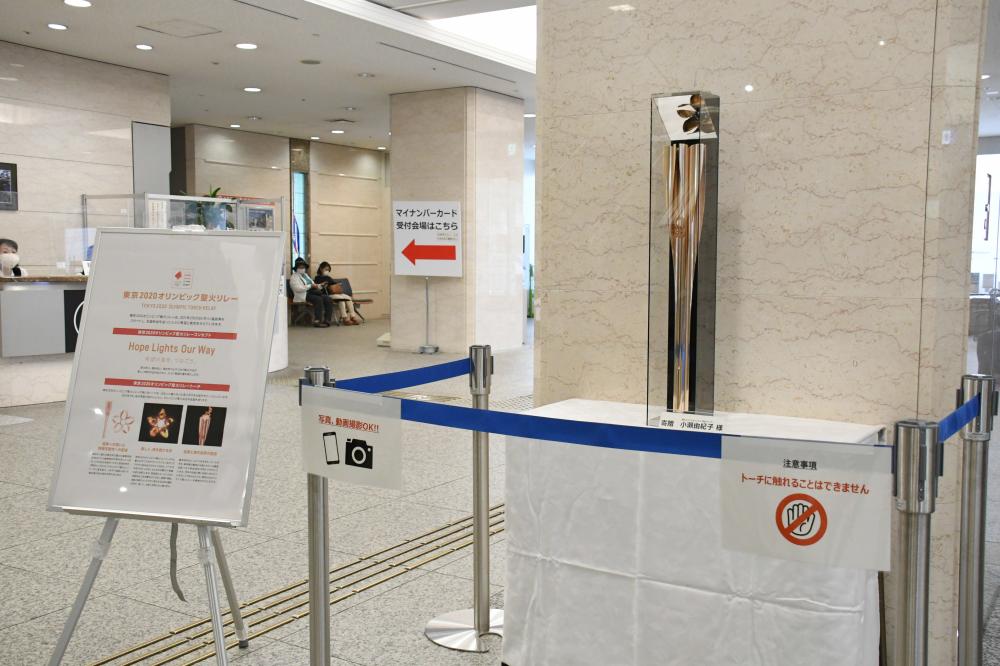 令和3年7月30日 市民から寄贈 聖火トーチを市役所で展示 | 東大阪市