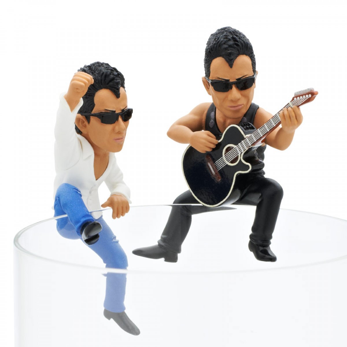 長渕剛、コップのフチで熱いライブ！ 「フィギュアセット」発売 - 気に