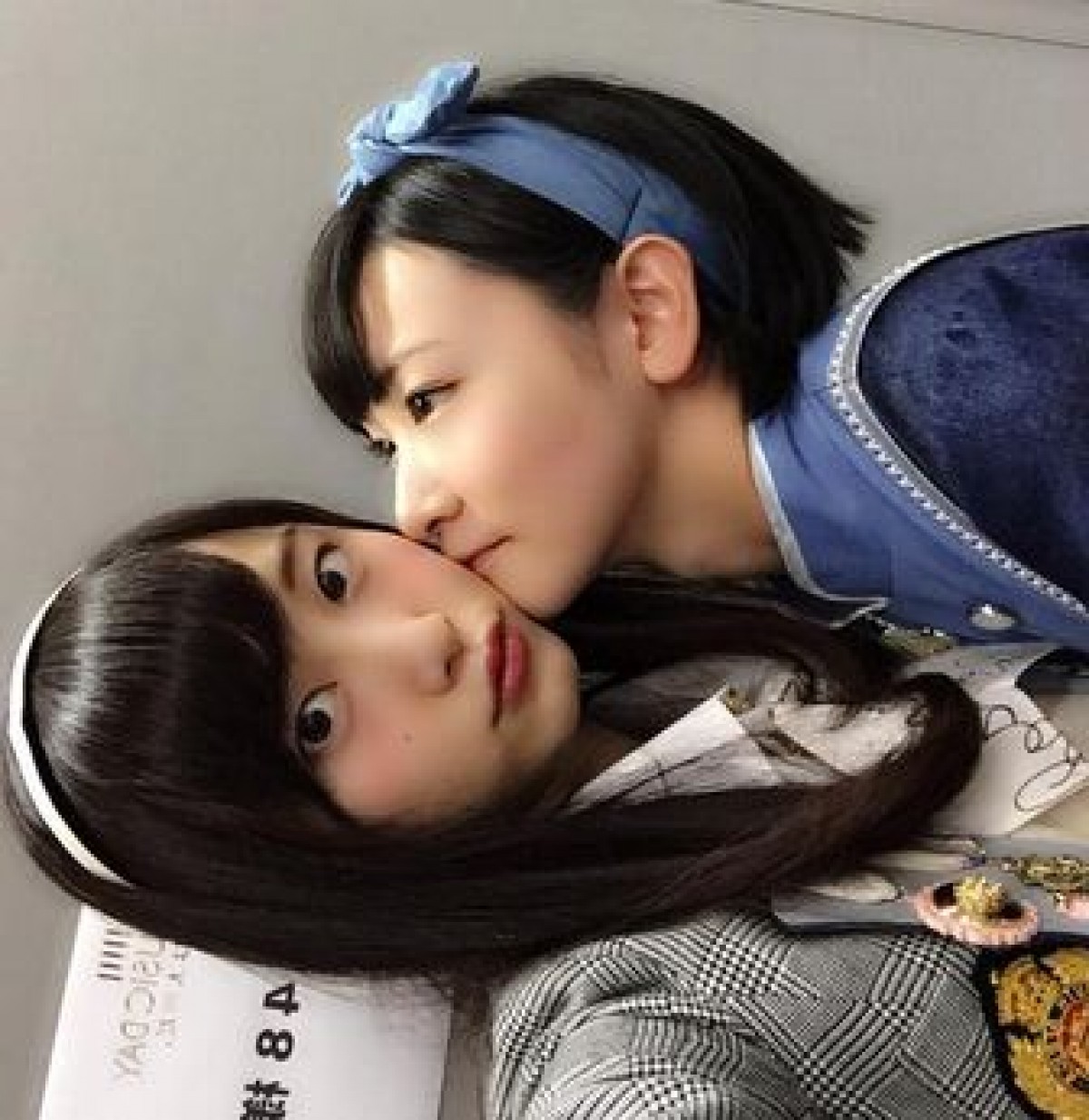 松井玲奈＆生駒里奈、ラブラブ“ほっぺにチュウ”写真に「イチャイチャ