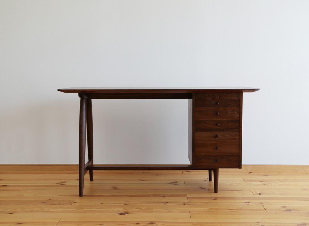 ウォールナット無垢材のライティングデスク（片袖机） D-86(幅140cm