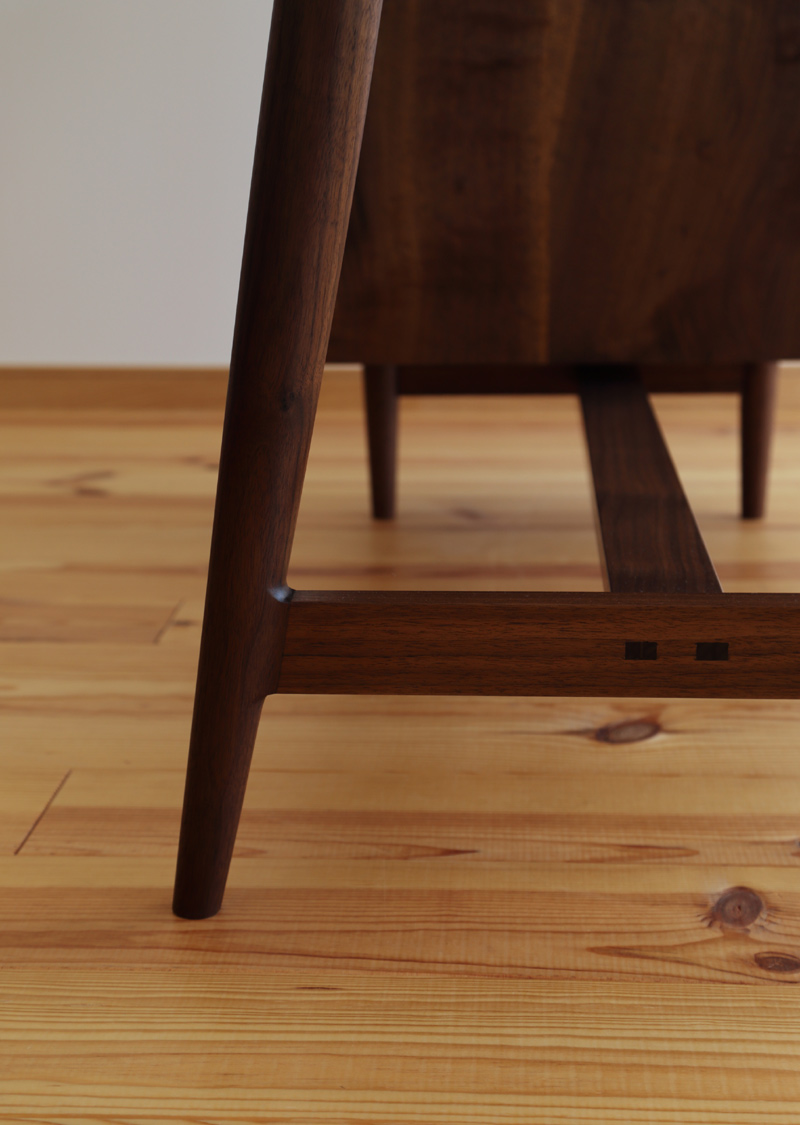 ウォールナット無垢材のライティングデスク（片袖机） D-86(幅140cm