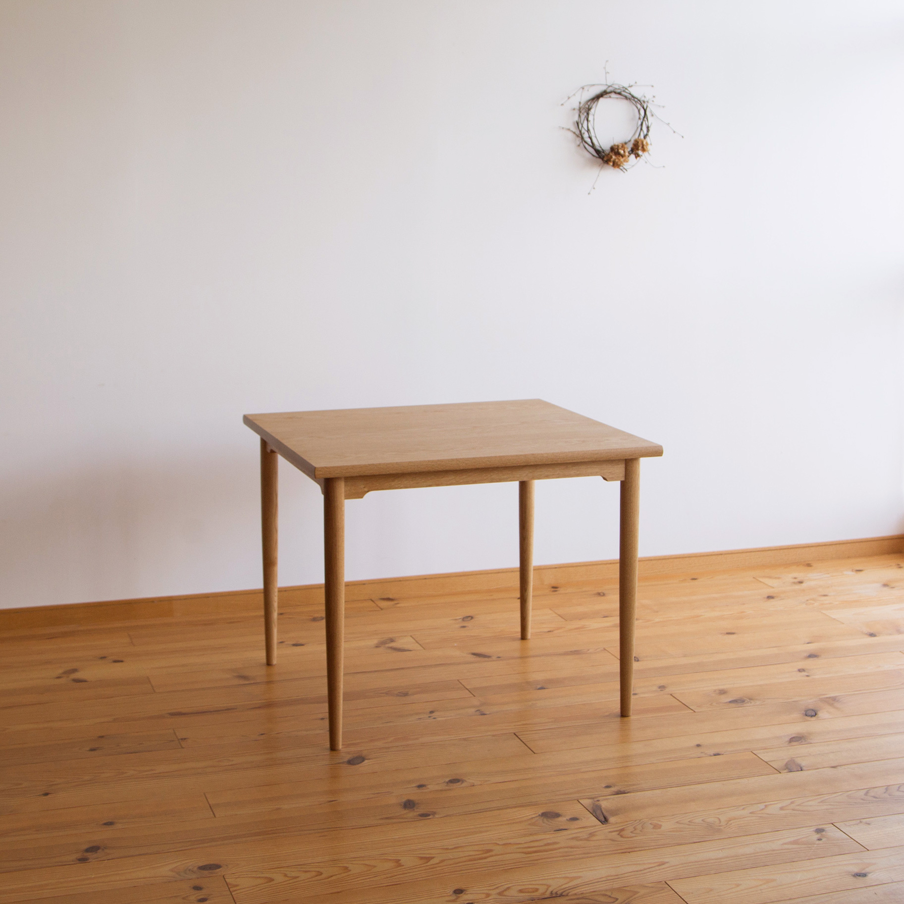 ナラ材のオーダーダイニングテーブル(85cm×80㎝）・T-181 家具工房クラポ