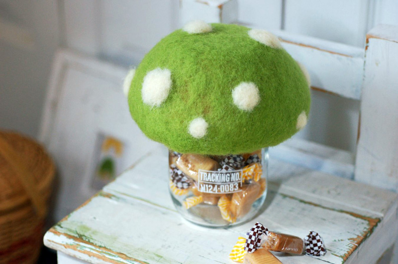 ビンにかぶせるだけ！ 羊毛フェルトで作る「きのこのキャンディー