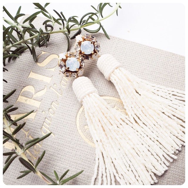 ホワイトビジュービーズタッセルピアス＆イヤリング花嫁様 – おしゃれ