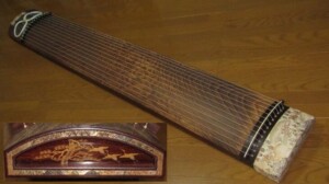琴 くり甲 13弦 子持ち綾杉彫 | 骨董品買取・和楽器買取 五宝堂