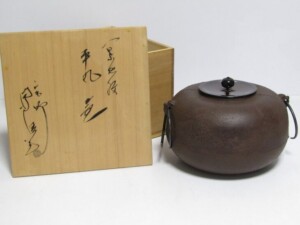 釜師 佐藤清光 作 桐菊地紋 銚子 共箱 鉄地 赤絵花鳥紋替蓋 | 骨董品