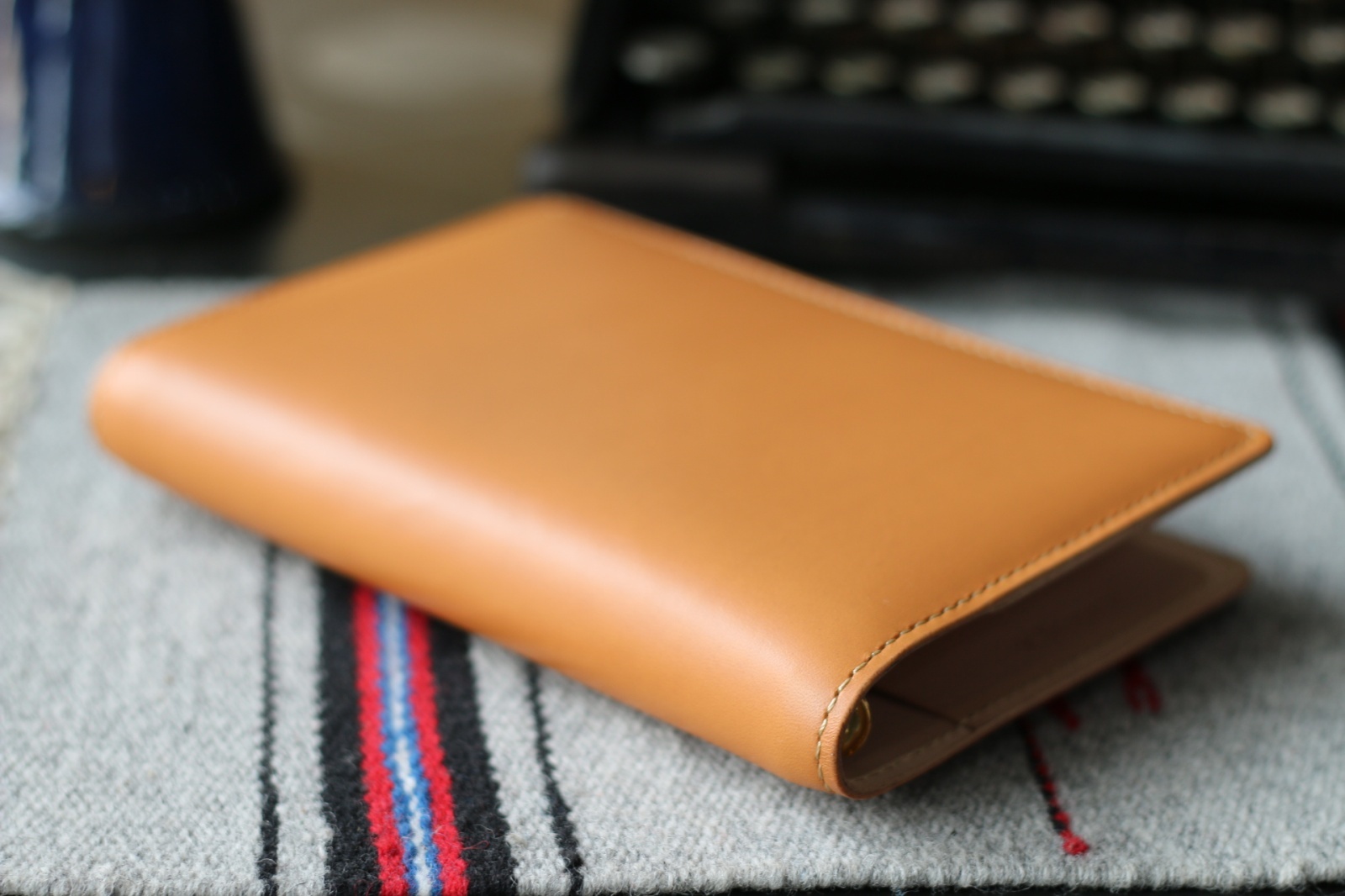 バイブルサイズのヌメ革システム手帳が好みの色でオーダーできます。