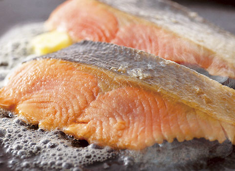 時鮭「船上活〆」1尾 2.4kg（北海道 日高産・生冷凍）｜【北海道ぎょ