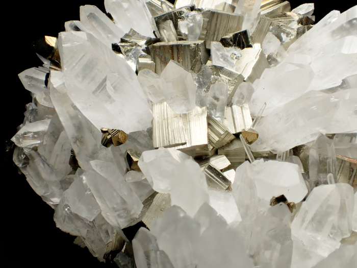 青森県尾太鉱山産 水晶＆黄鉄鉱 (Quartz & Pyrite / Japan) - 鉱物標本