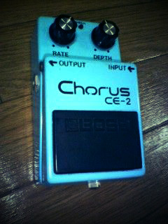 BOSS CE-2 アナログコーラス（銀ネジ＆黒ネジ）を比較レビュー | 魔法