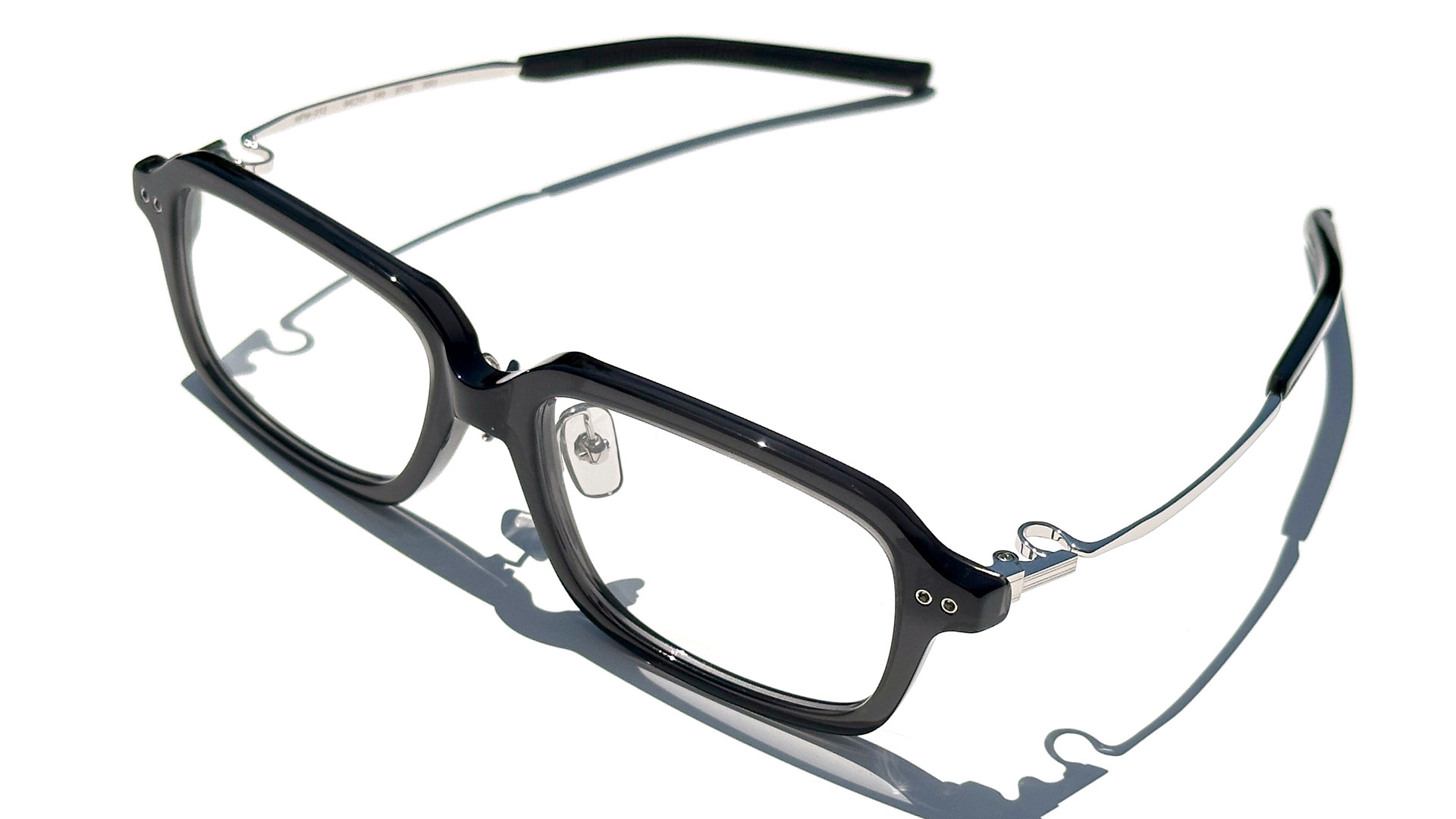 どっしりしたスクエアフロントに繊細なメタルテンプルが映える999.9