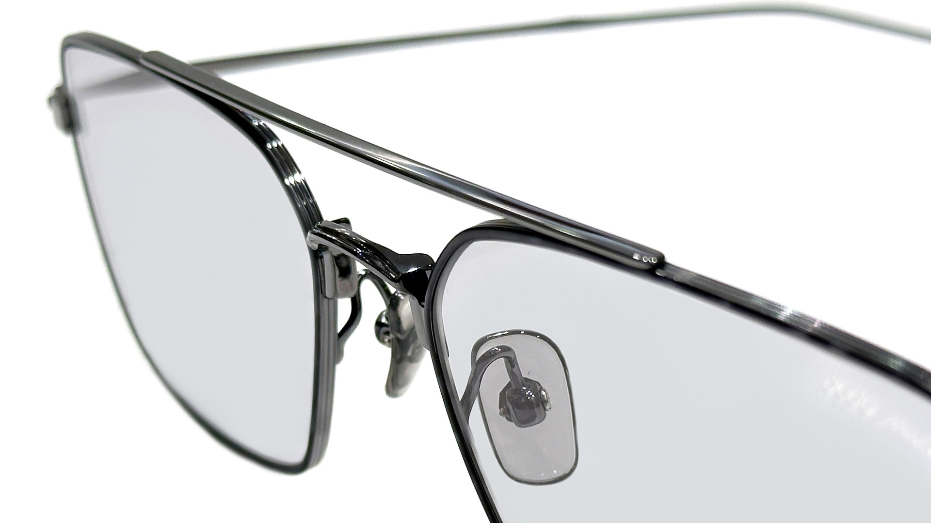 スクエア×ツーブリッジのオーセンティックな新作サングラス 999.9