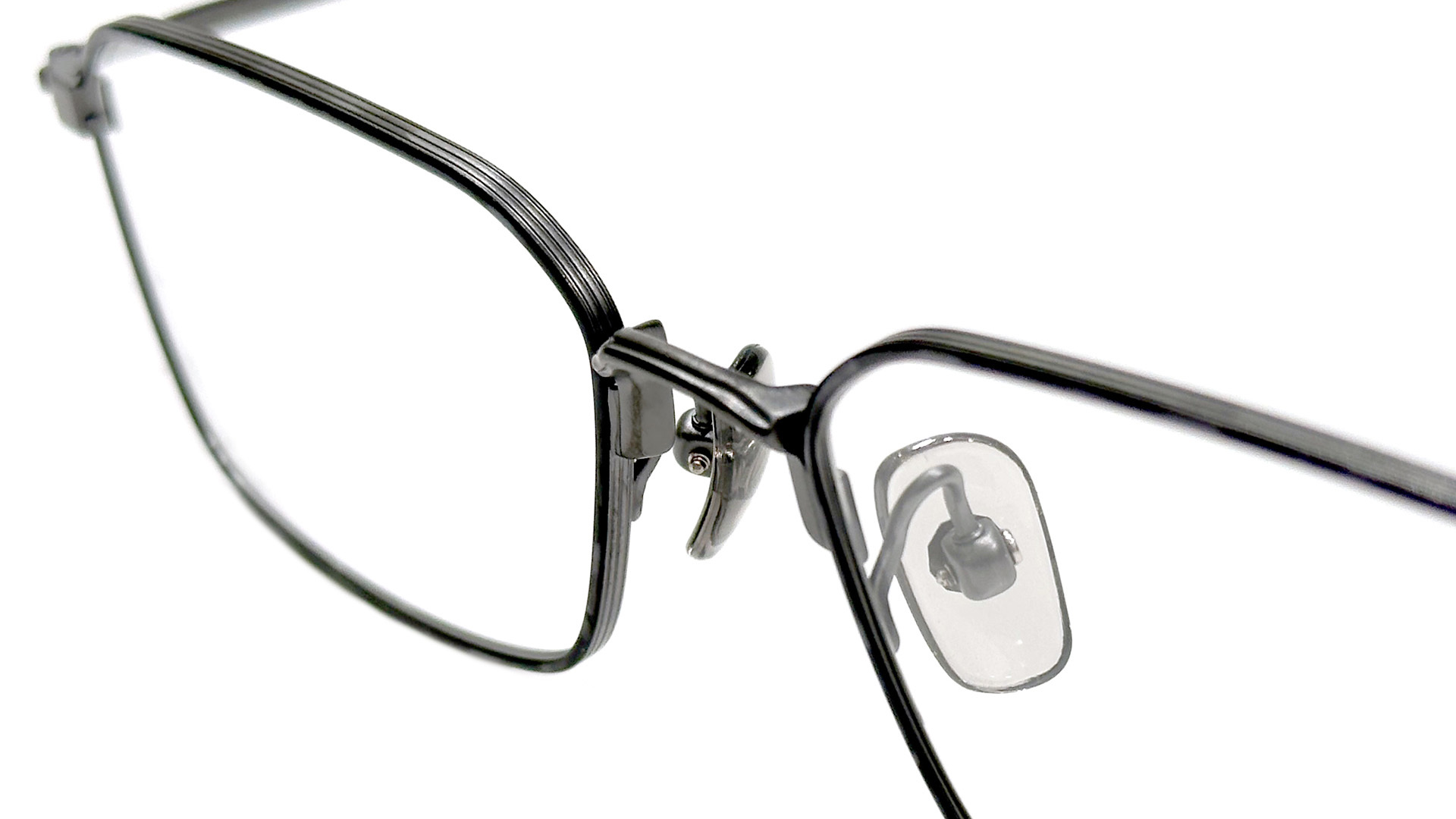 シンプルなオールメタルにさりげないカラーリングが光る新作アイウェア