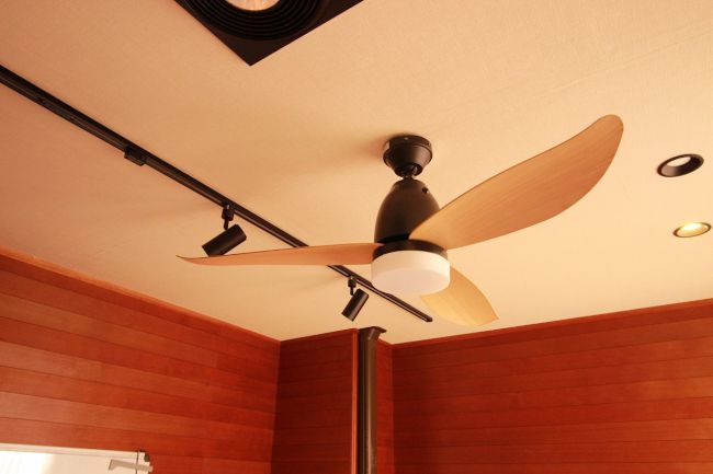 傾斜対応 LED 調光 昼白色 1灯 軽量 東京メタル工業製シーリングファン