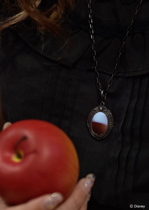 Q-pot.のディズニー「ツイステ」ジュエリー、寮の紋章を配した“魔法の