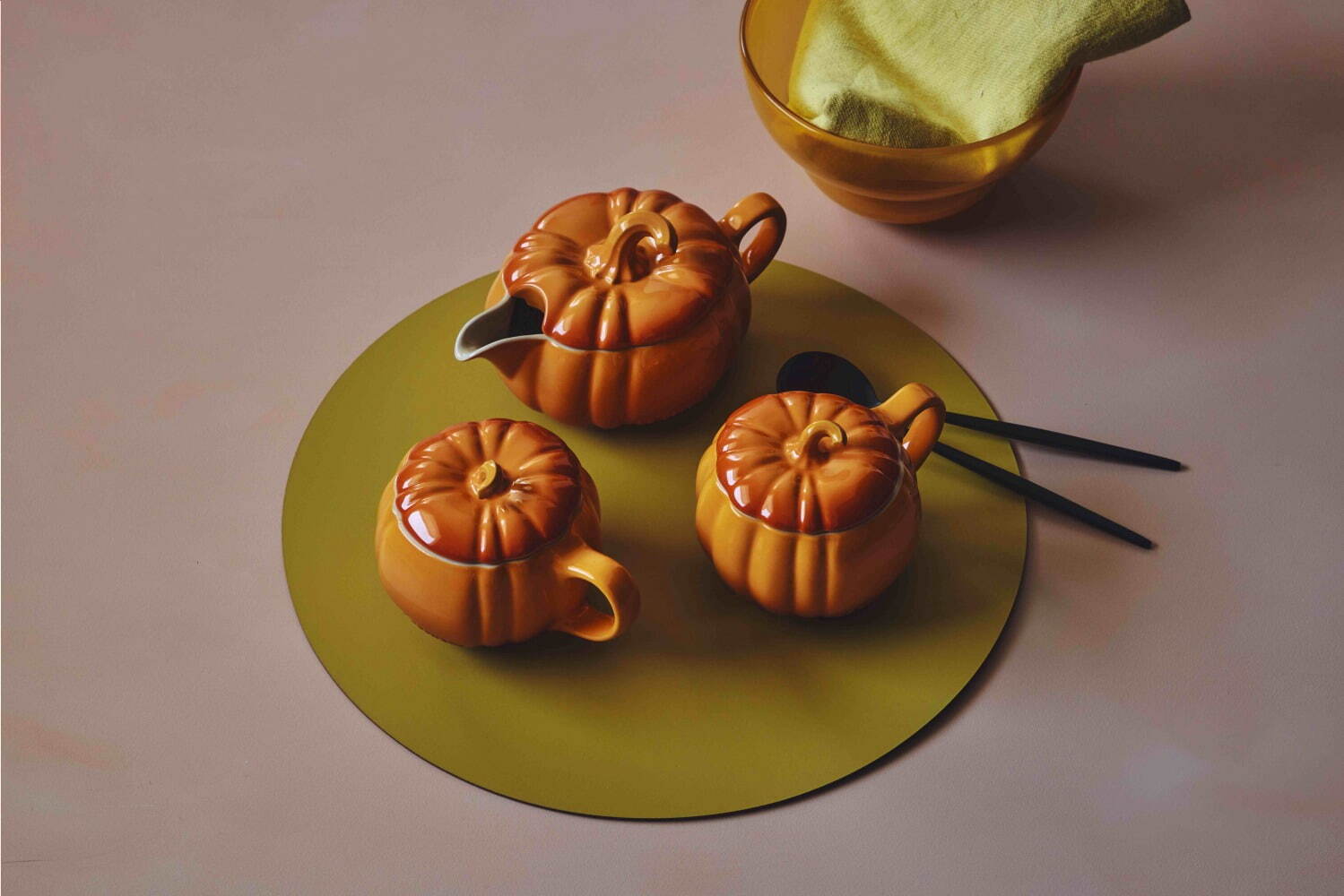 ル・クルーゼのハロウィン - かぼちゃ型の鋳物ホーロー鍋やマグ、黒猫