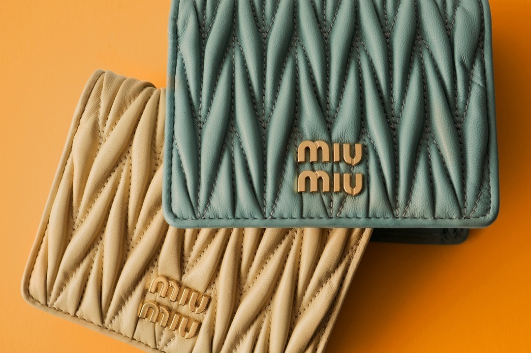 ミュウミュウ24年クリスマス向けレディース財布、“くすみ色”マテラッセ