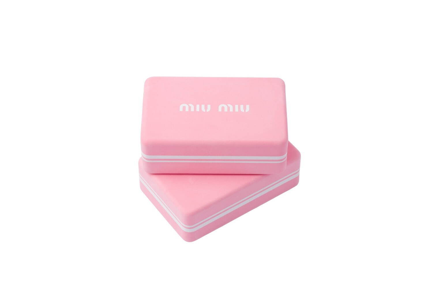 ミュウミュウのスポーツグッズ「ミュウミュウ ワークアウト」ロゴ入り