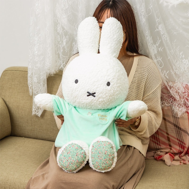フラワーミッフィー」人気ぬいぐるみが特大サイズに！