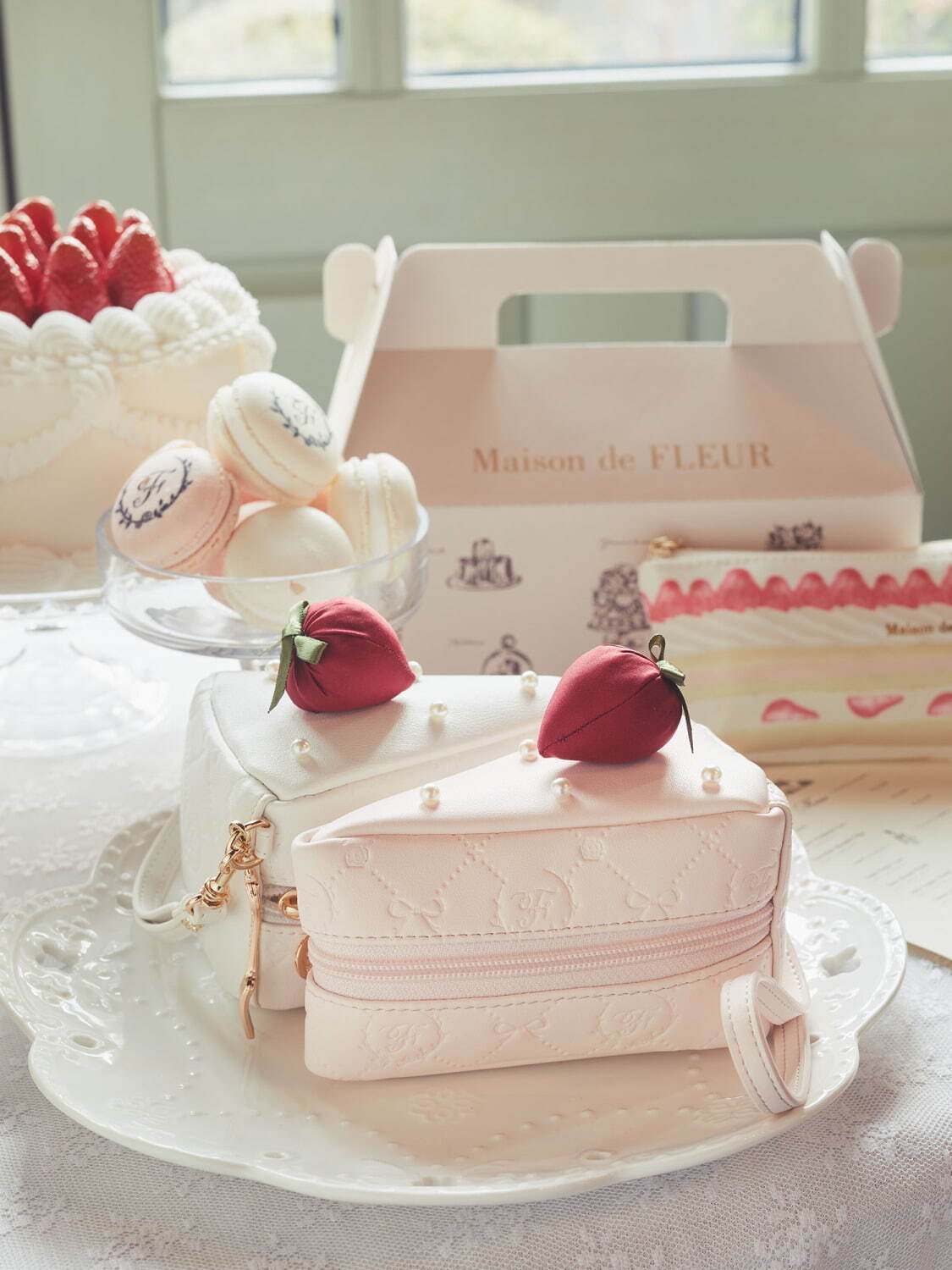 メゾン ド フルール“まるでロールケーキ”なショルダーバッグ＆いちご