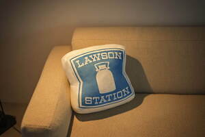 ローソンの看板」がグッズ化！ふわもち感触のクッション＆“本物っぽく