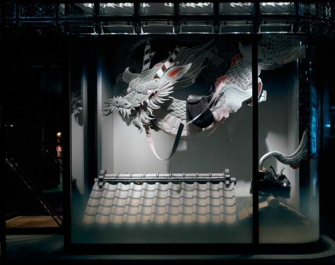 エルメス、銀座店のウィンドウディスプレイで“障害物ゲーム