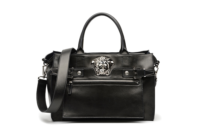 レディーガガ全身ブラックに、ヴェルサーチの新作バッグで登場