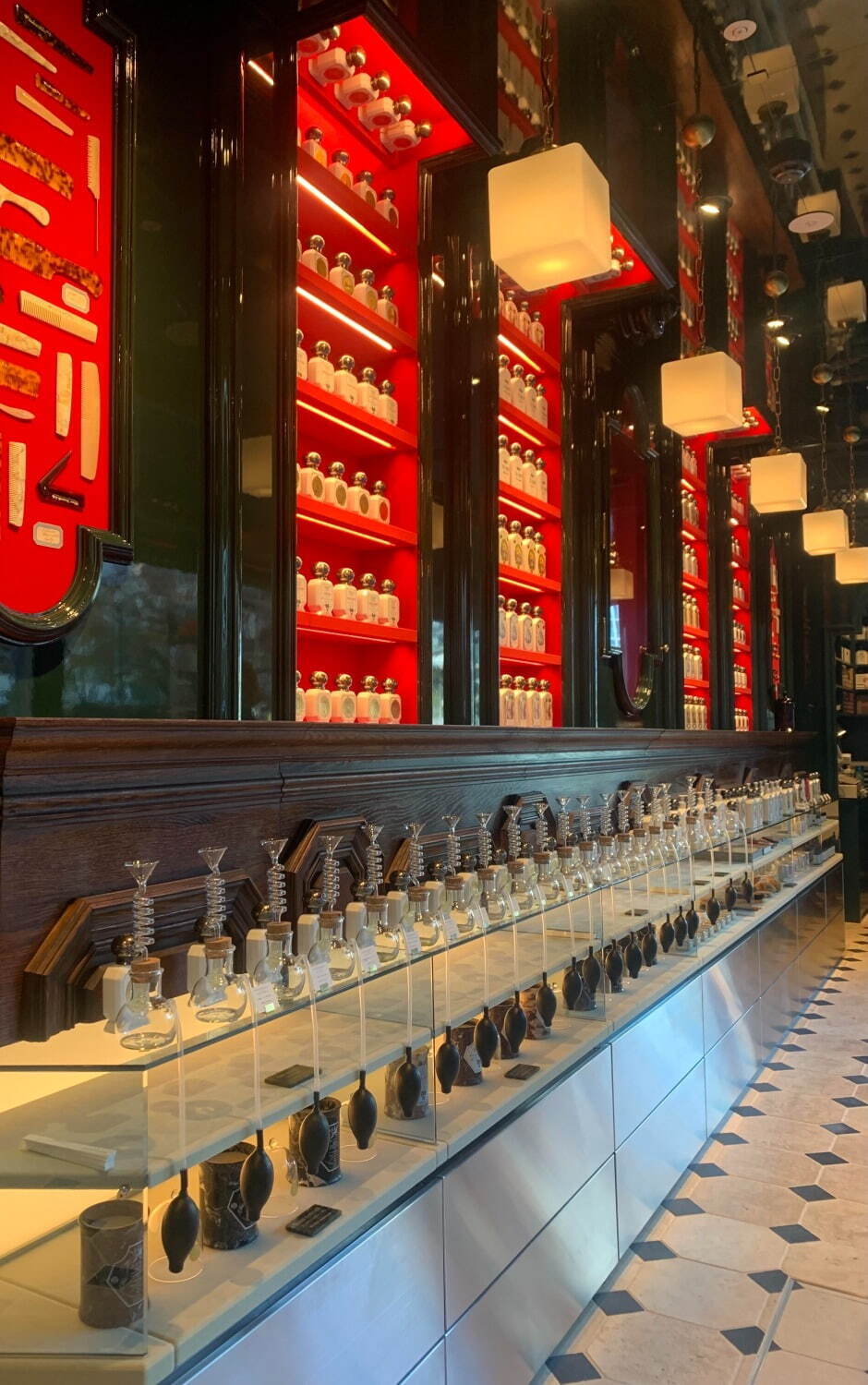 オフィシーヌ・ユニヴェルセル・ビュリー九州初の新路面店が福岡に