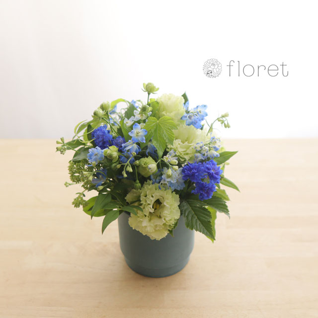 青色ポットのブルーフラワーアレンジメント ｜フラワーギフト・花の