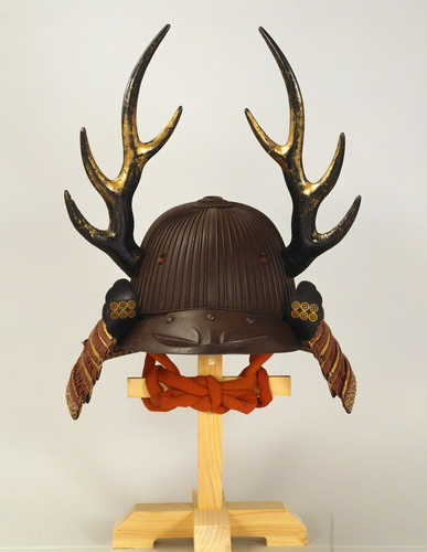 鉄錆地六十二間筋兜 鹿角脇立 | 銘 早乙女家親 | 収蔵品詳細 | 作品を