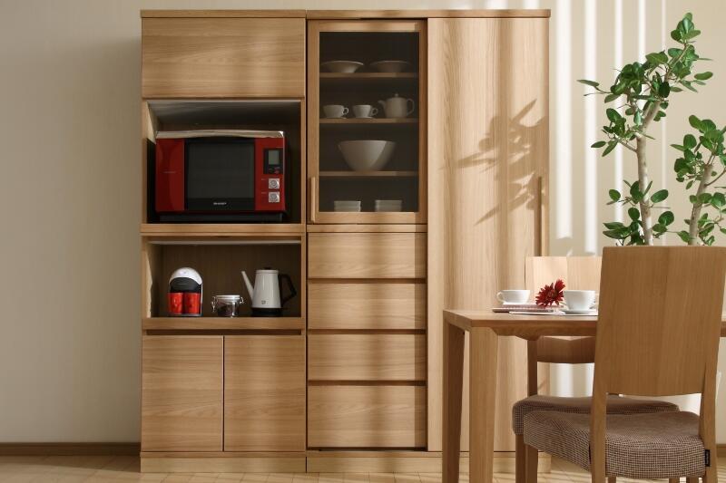 キッチンの収納不足を解消！カリモクの引き戸タイプの食器棚をご紹介