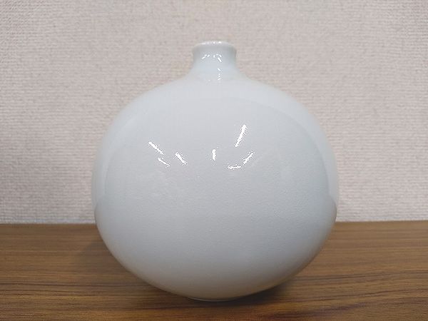 東京都練馬区石神井台にて、人間国宝前田昭博の白瓷壷、桐箪笥、着物