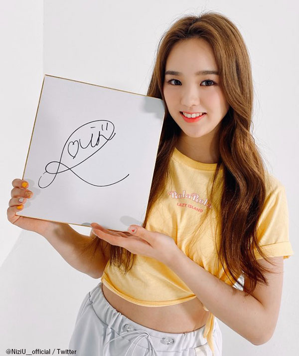 NiziUの初めてのサインがついに決定！ WithUの投票により決定・・彼女