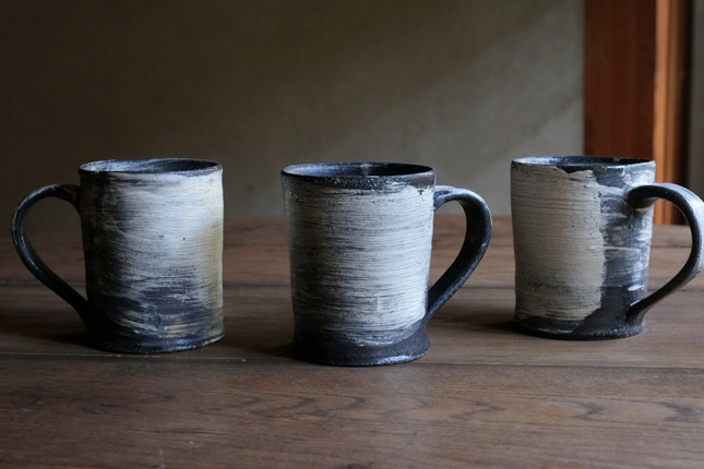 黒地刷毛目 マグ 尾形アツシ | 作家もの和食器通販【暮らし用品】