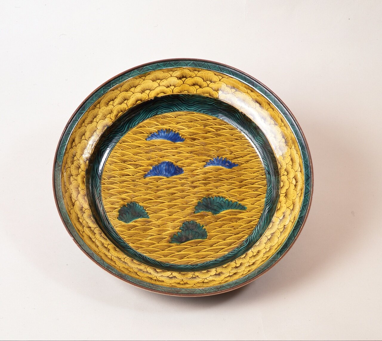 古九谷青手波に菊文大平鉢 | 鑑賞物 - コレクション - 荏原 畠山美術館