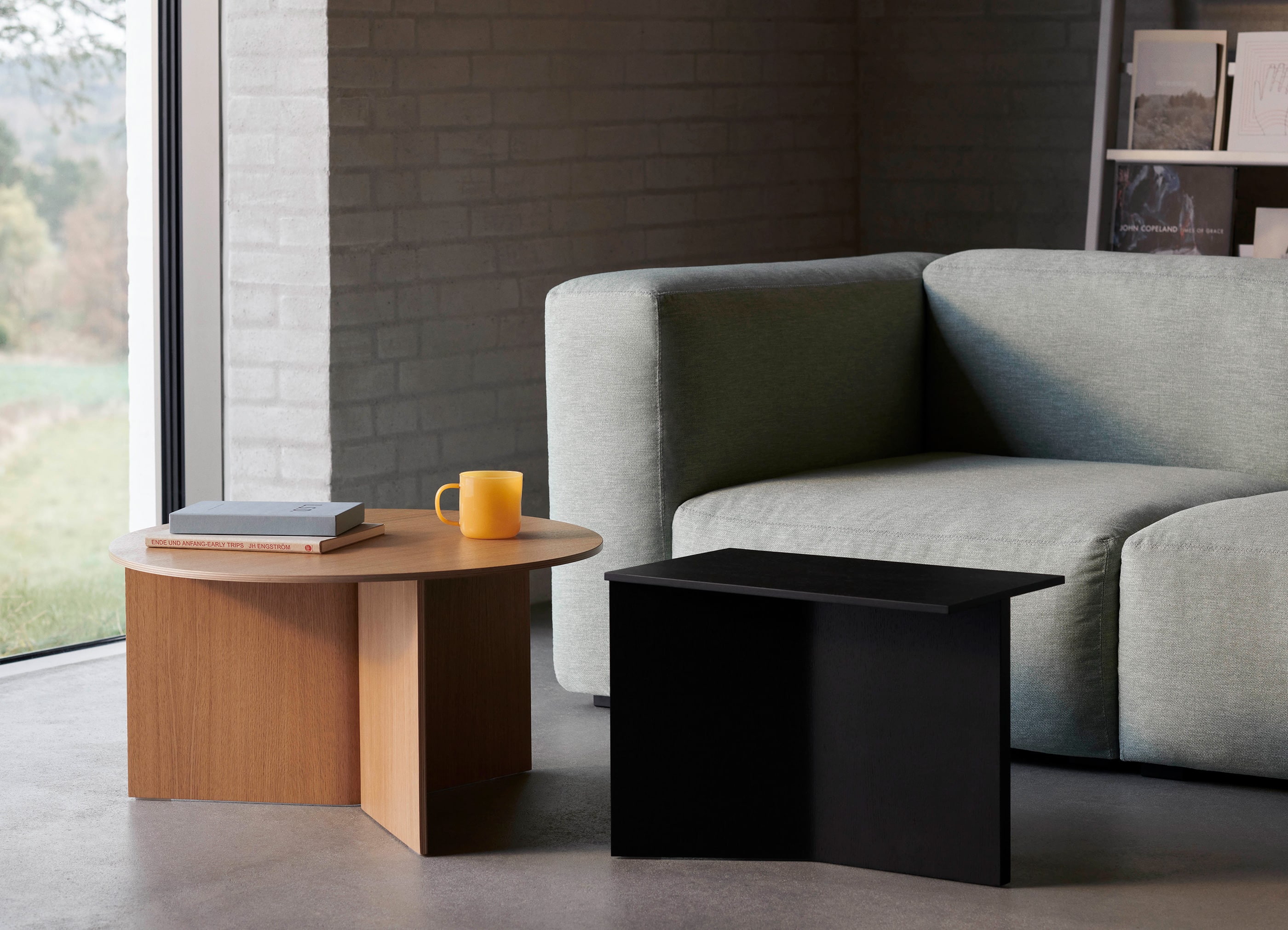 SLIT TABLE WOOD ROUND / Φ45 x H35.5 cm - テーブル | 【公式】HAY