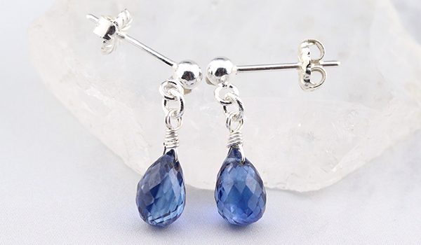 光露ピアス（カイヤナイト［ティアドロップカット］）|パワーストーン