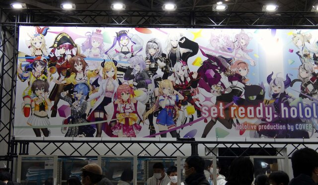 ホロライブが「コミケ99」にやってきた！ 販売グッズと大型ビジョン