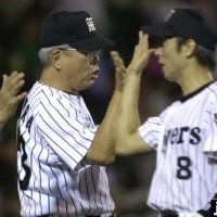 優勝を決め胴上げされるヤクルト・野村克也監督＝神宮：野村克也 写真