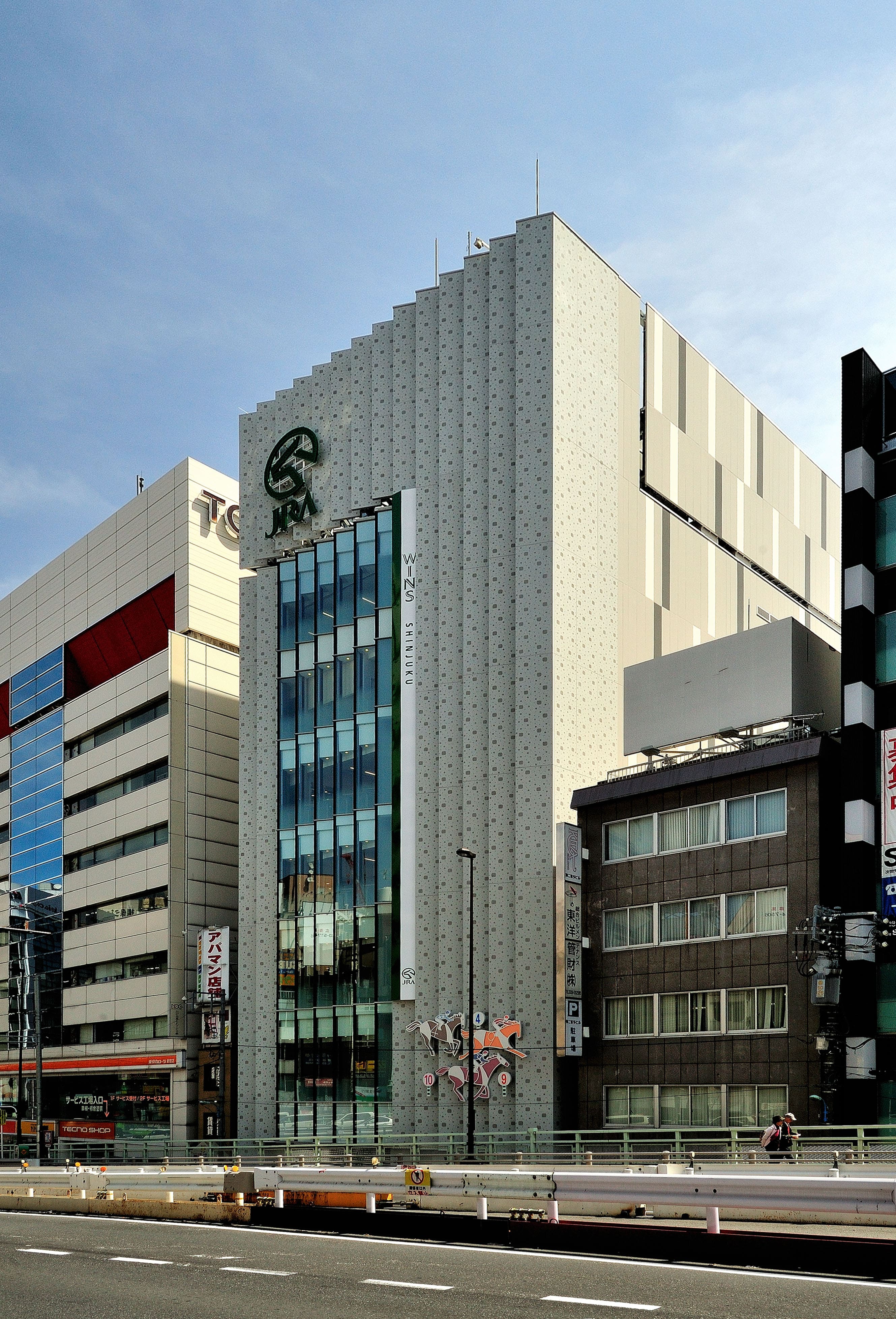 ウインズ新宿 | JRAファシリティーズ株式会社 | JRAファシリティーズ