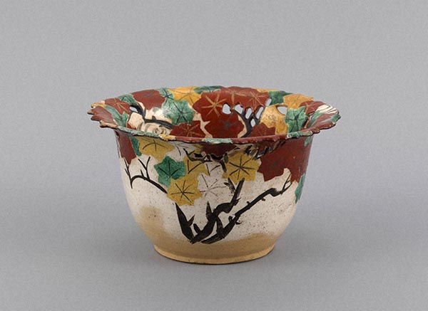 豆彩八吉祥唐草文天球瓶｜展示中の日本・東洋のやきもの｜コレクション