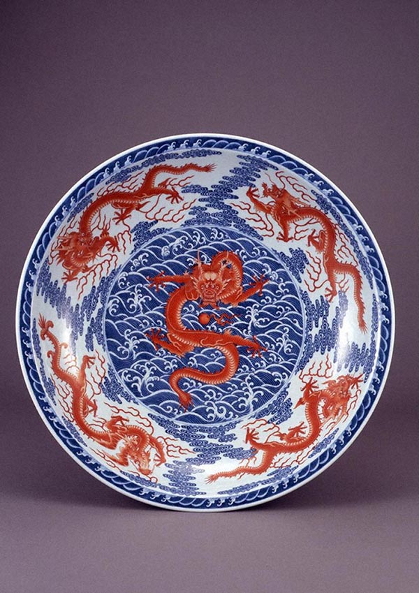 青花紅彩龍濤文盤｜展示中の日本・東洋のやきもの｜コレクション｜岡田