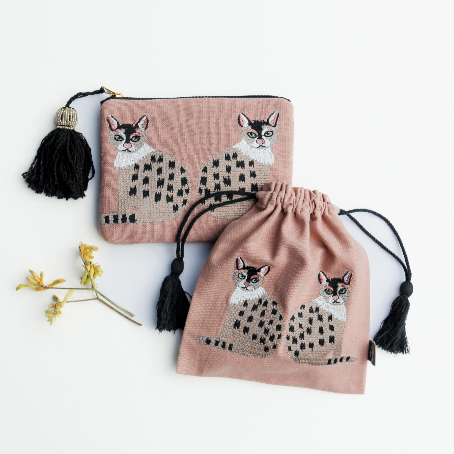 ツインキャット刺繍ポーチ｜ポーチ｜オルネ ド フォイユ公式オンライン