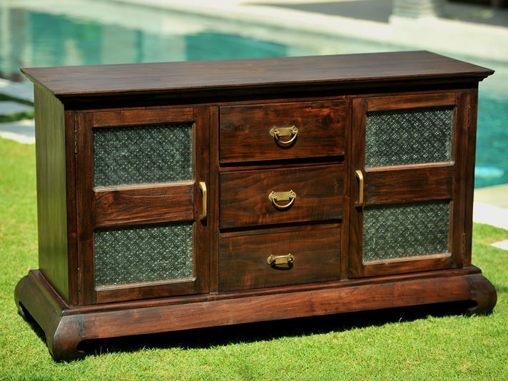 重厚感溢れるキャビネット。これぞまさにアジアン家具の代表作