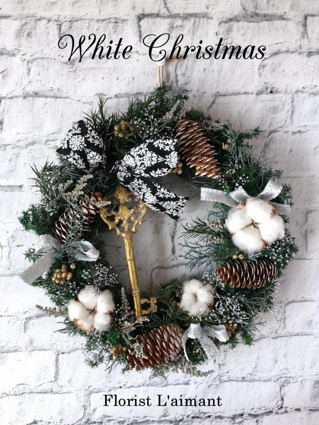 粉雪が舞い降りたような、白とグリーンのクリスマスリース｜ホワイト