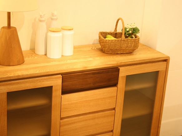 繊細で美しい無垢材のサイドボード - リビングボード・キャビネットの