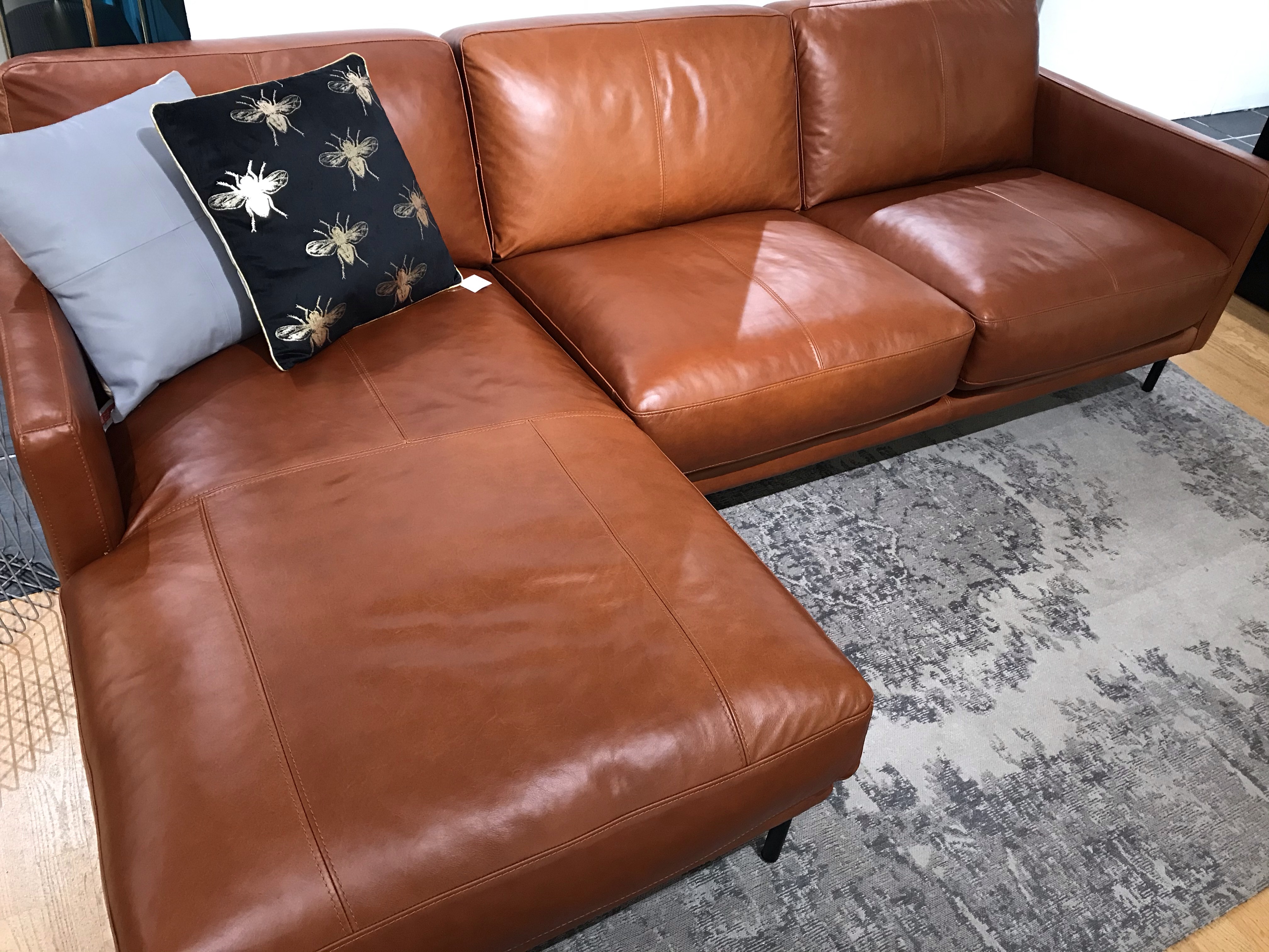 座り心地抜群！サイズ展開豊富なオイルレザーソファ ｜ リビングハウス