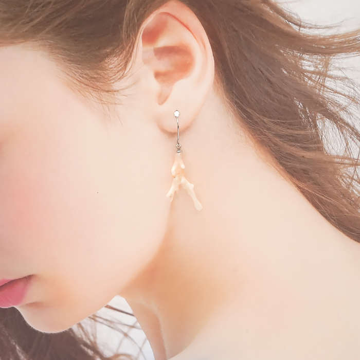 389.世界にひとつだけ！青珊瑚(レインボーコーラル)のイヤリング 希少品 希少虹色珊瑚のイヤーカフ - 岡田黒珊瑚工房【Coral Workshop Okada