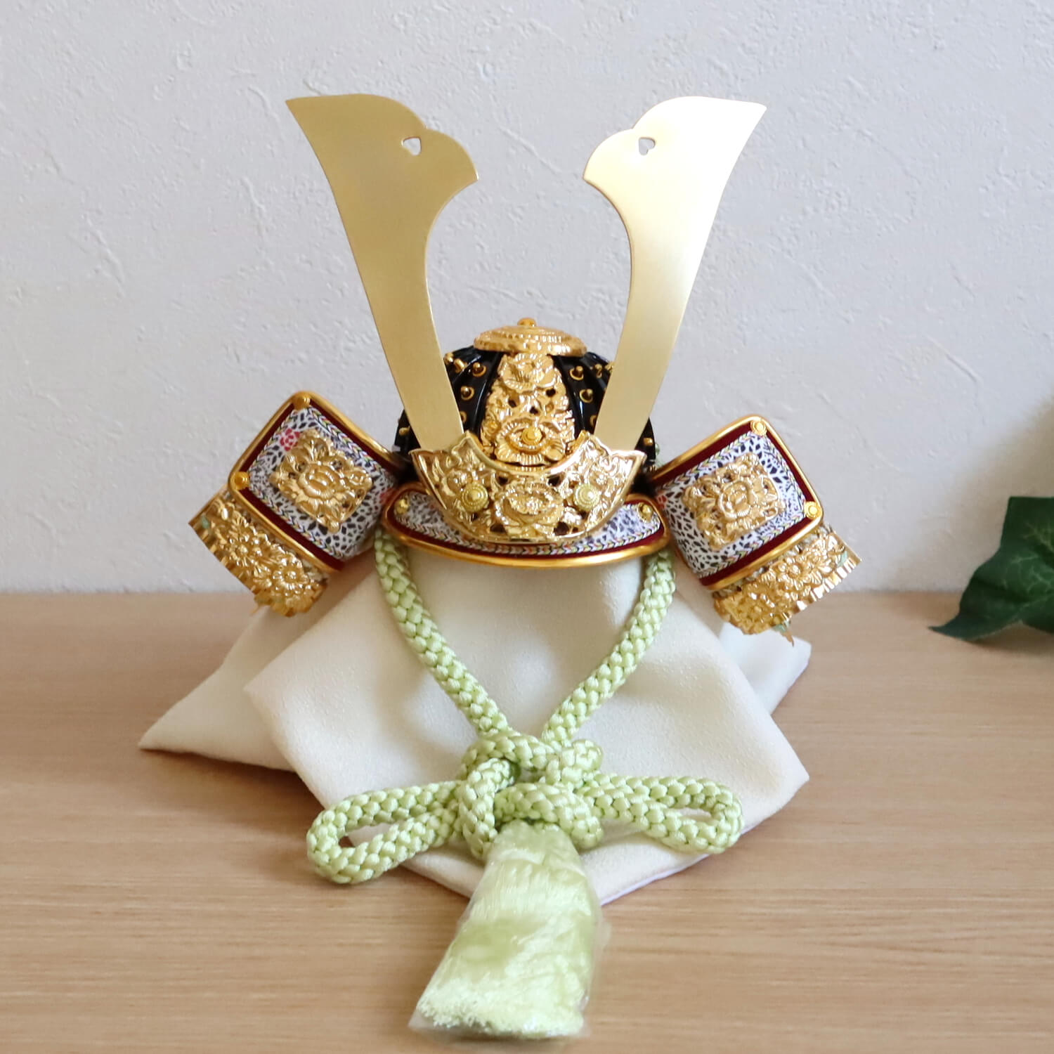 選べる2種類 伝統工芸士 誠山作 (淡黒水色兜/淡萌黄色兜) 済美箔屏風